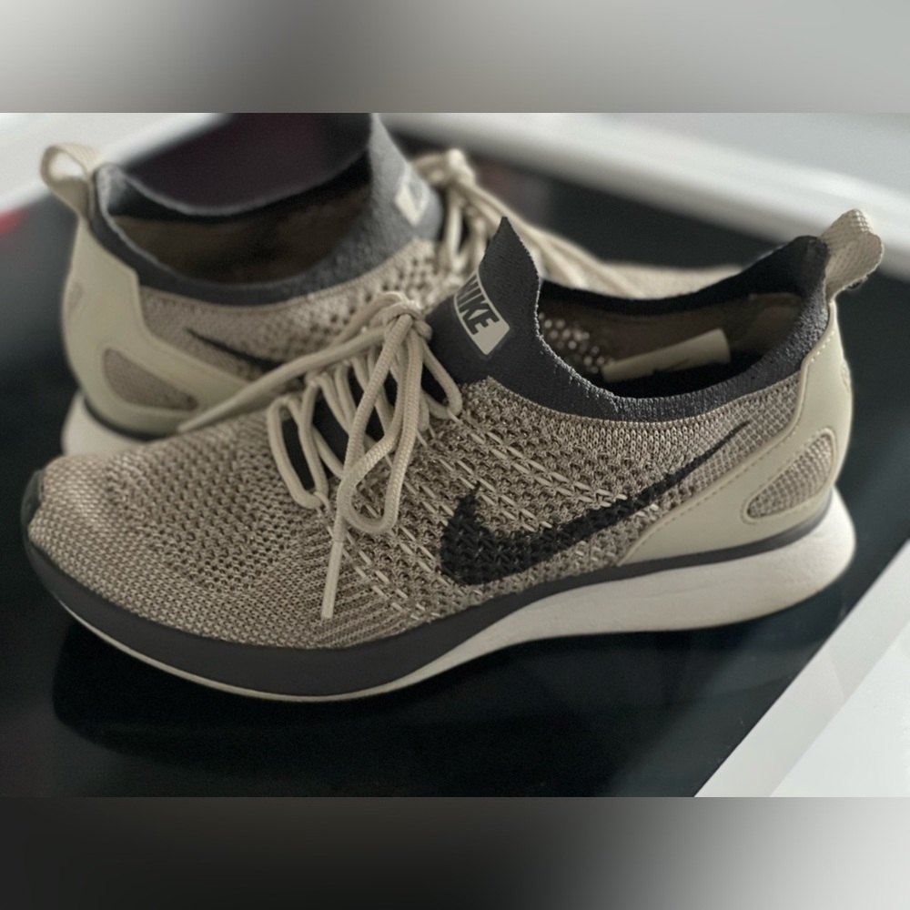 NIKE WMNS AIR ZOOM MARIAH FLYKNIT RACER "PALE GREY"